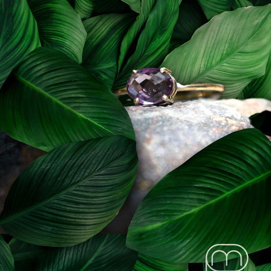 Anillo de oro amarillo de 18k y amatista natural 