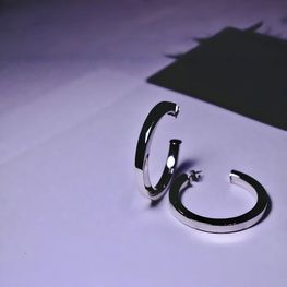 Pendientes de plata de 1ª ley(925 milésimas) con terminación de oro blanco en forma de aros