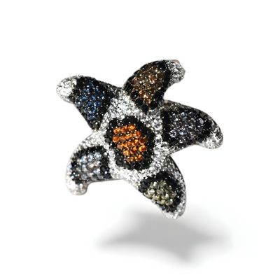 Anillo de plata de 1ª ley(925 milésimas) con terminación de blanco en forma de estrella de mar 