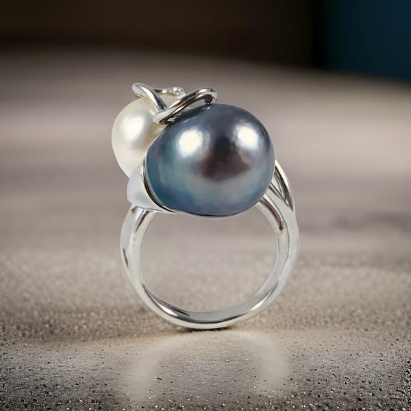 Anillo de oro blanco de 18k y perlas australiana y de tahi