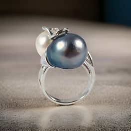 Anillo de oro blanco de 18k y perlas australiana y de tahi